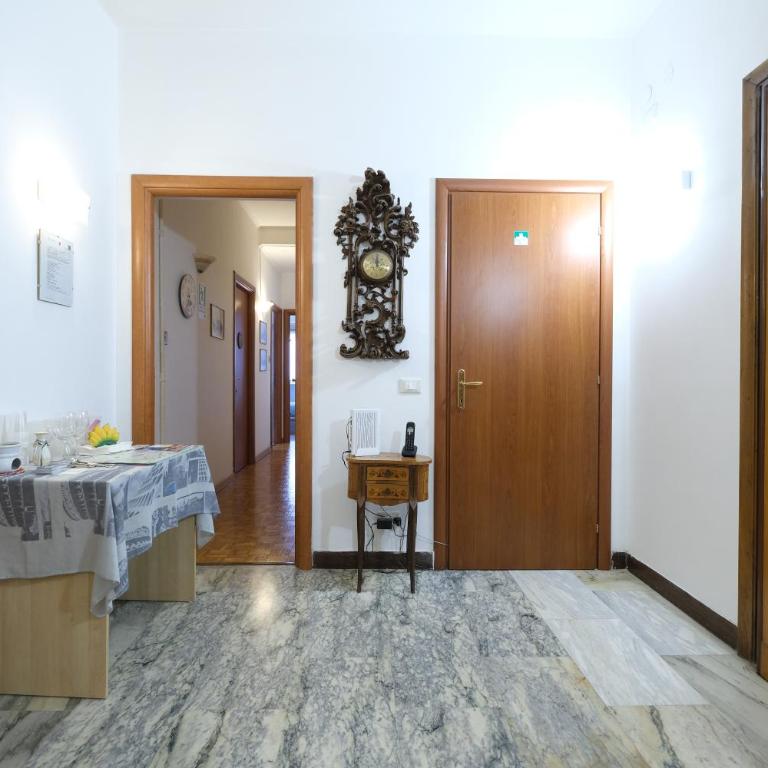 Guest House Piazza Tarquinia - Camera Matrimoniale con Bagno Privato - 10