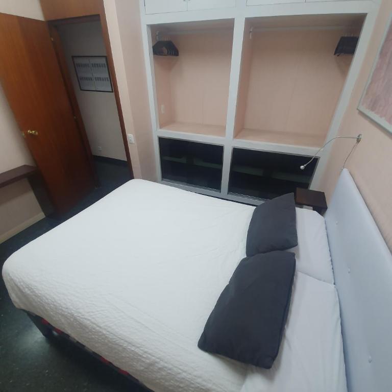 Josep Tarradellas 80 - Three-Bedroom Apartment - 12