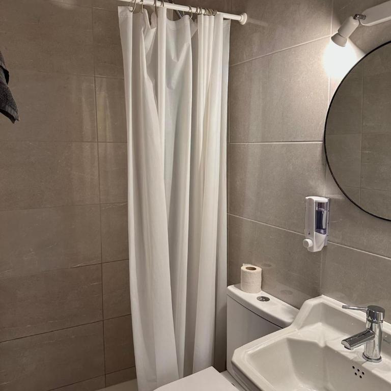 Can Setmanes by CozyCatalonia - Hostal Central Blanes - Habitación Estándar - Cama extragrande - 1