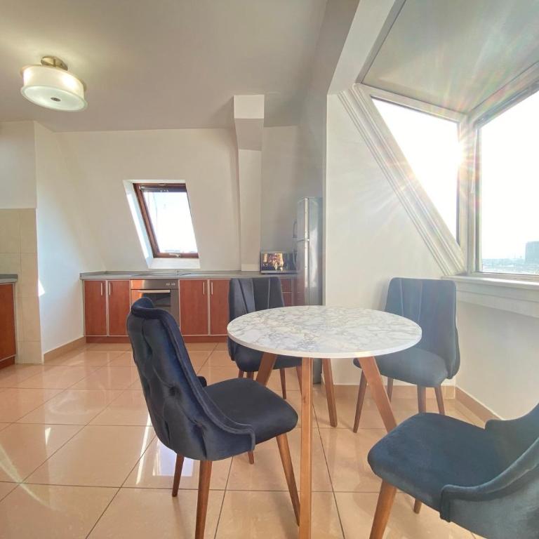 Stan u strogom centru grada - Apartman sa 2 Spavaće Sobe i Pogledom na Grad - 13