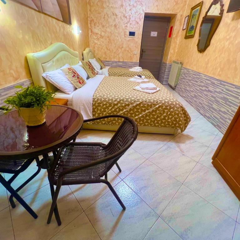 Relax On 2 - Guesthouse - Camera Tripla con Bagno Privato Esterno - 5