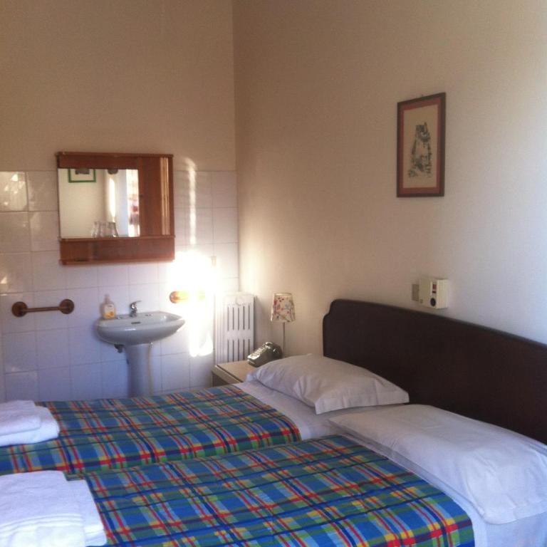 Hotel Gambara - Camera Economy Matrimoniale/Doppia con Letti Singoli con Bagno in Comune - 8