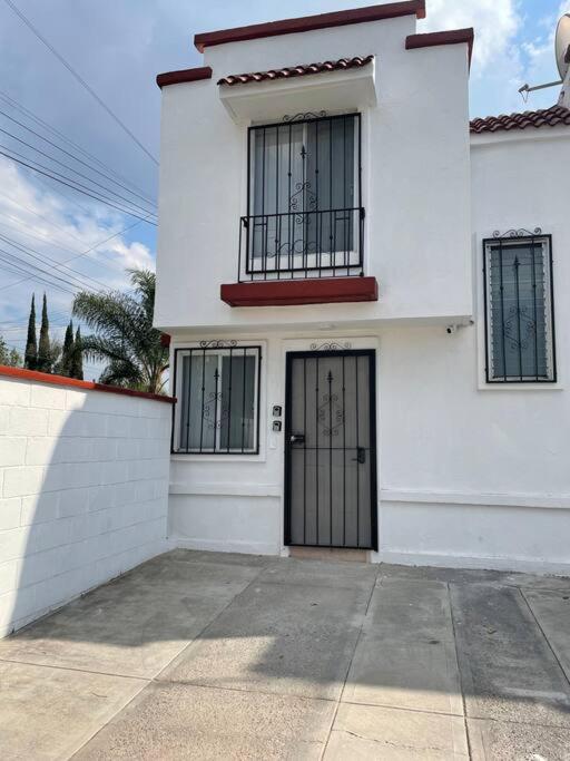 Jardines de Miraflores, Casa Remodelada completa zona sur ITESO TecMilenio UVM HP Colon Centro Sur - Two-Bedroom House - 61
