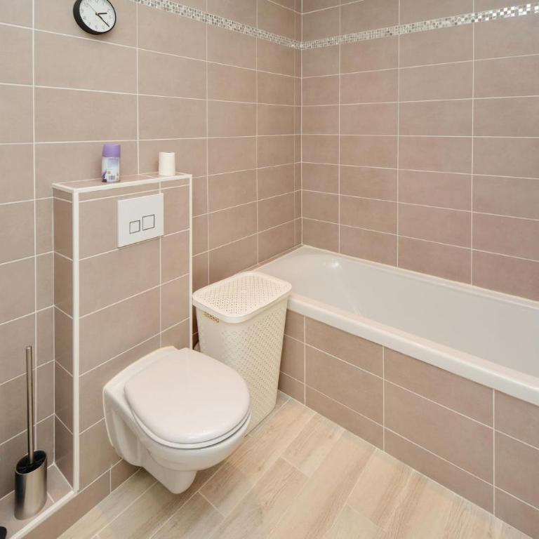 Cozy Home In Aigues-Mortes With Wifi - Three-Bedroom Vacation Home - 15