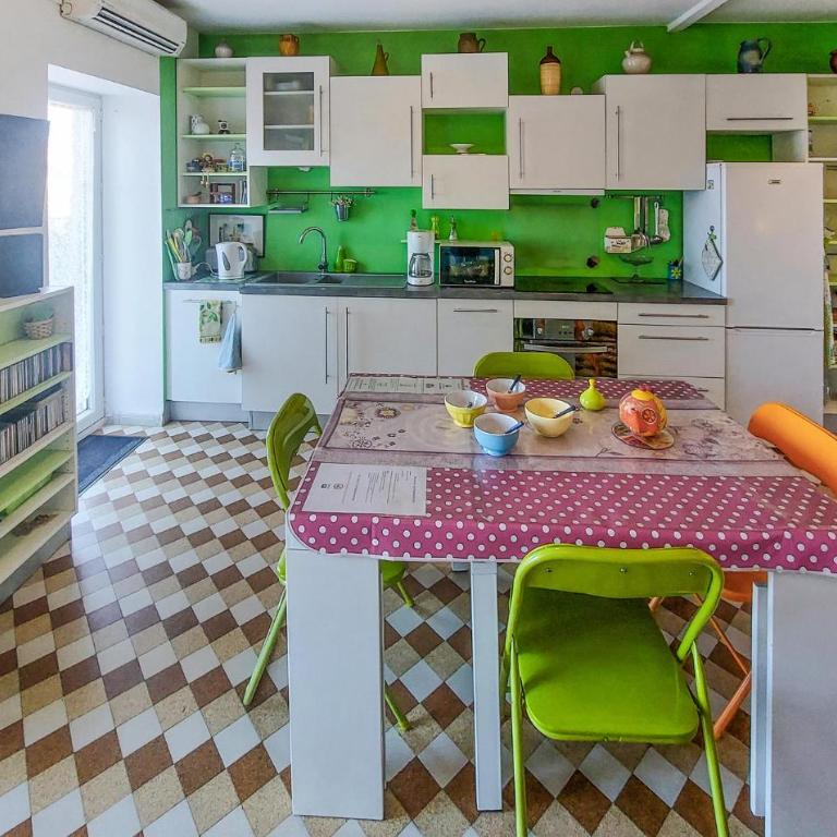 Awesome Apartment In Saint-Étienne With Wifi - Appartement 1 Chambre - 2