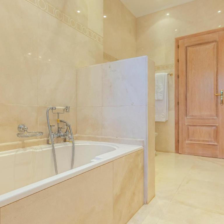 Amazing Home In Málaga - Seven-Bedroom Holiday Home - 28