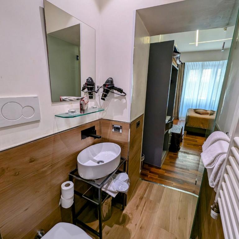 Affittacamere RFI - Camera Matrimoniale/Doppia con Letti Singoli con Bagno Privato - 4