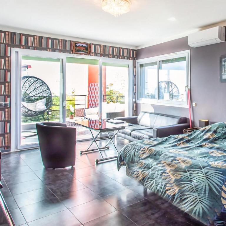 Beach Front Home In Saint-Laurent-Du-Var - Maison de Vacances Six Chambres - 16