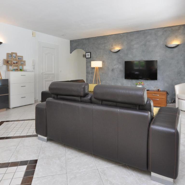 Gorgeous Home In Saint-Cézaire-Sur-Siag - Casa Vacacional de 3 dormitorios - 2