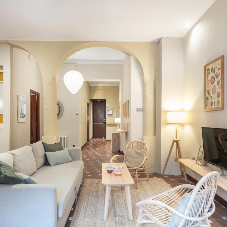 Spacious & Sunny Apartment with Terrace in the city center - Three-Bedroom Apartment - 13