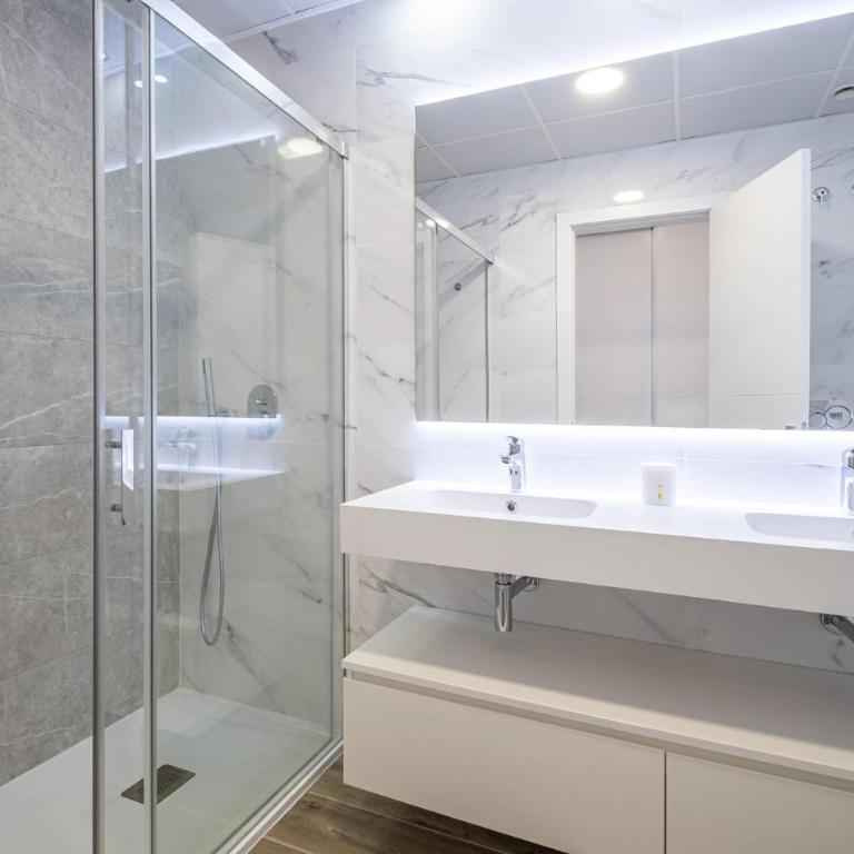 Lovely Apartment In Benidorm With Sauna - Three-Bedroom Apartment - 11