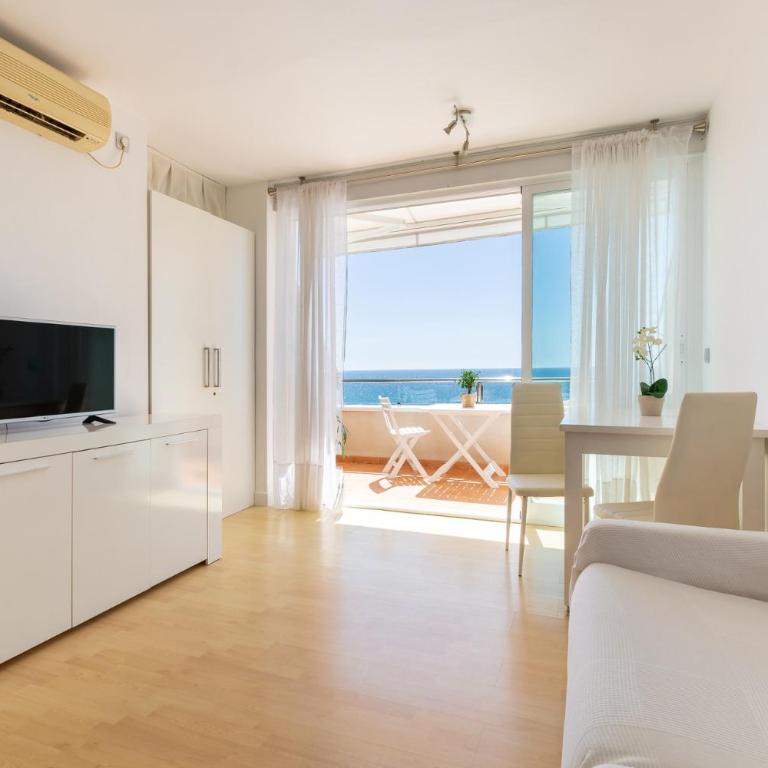 Roca Chica - Parking - Frente Playa - Terraza - Wifi - Bajondillo y Carihuela - Estudio con vistas al mar - 7