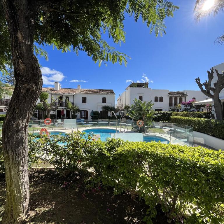 Estepona - Playa - Solárium con vistas a la piscina EL27 - Villa de 2 dormitorios - 36