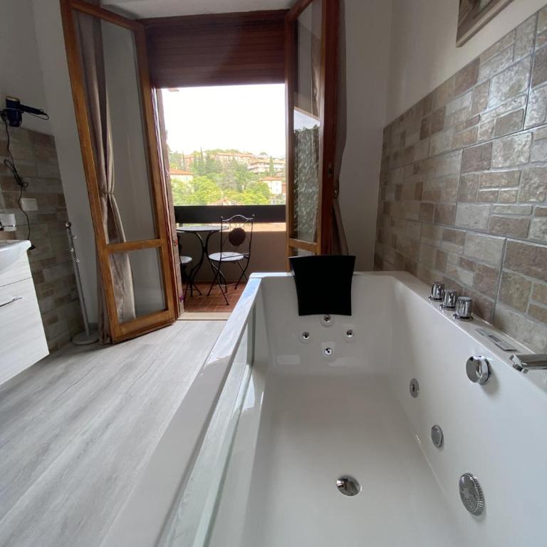 Perugia Suite - Suite King con Vasca Idromassaggio - 11
