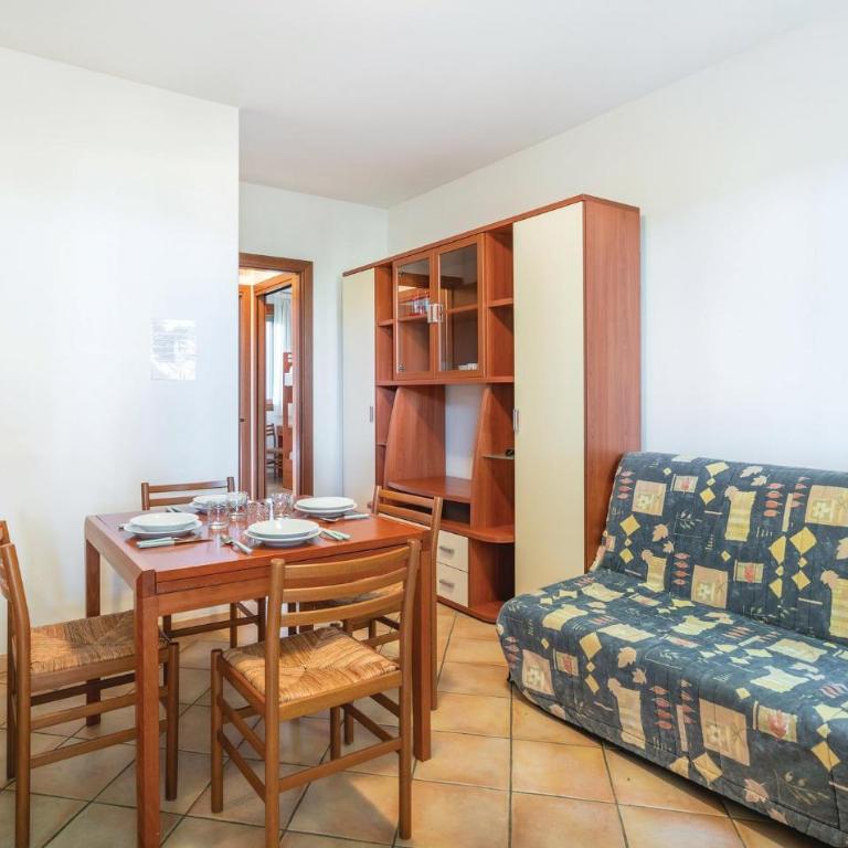 Beautiful Apartment In Rosolina Mare With Wifi - Two-Bedroom Apartment - 3