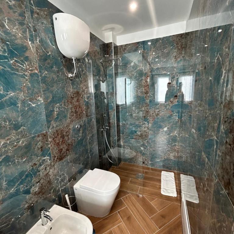 Savior Deluxe Rooms - Luxury Quadruple Room - 12