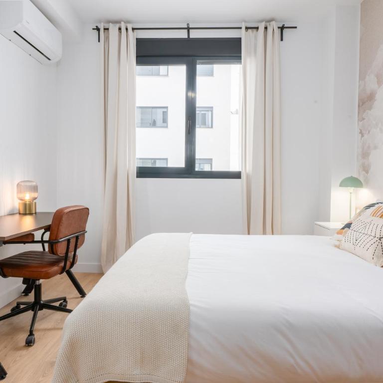 Live It Malaga - Queen Room with Shared Bathroom - 2