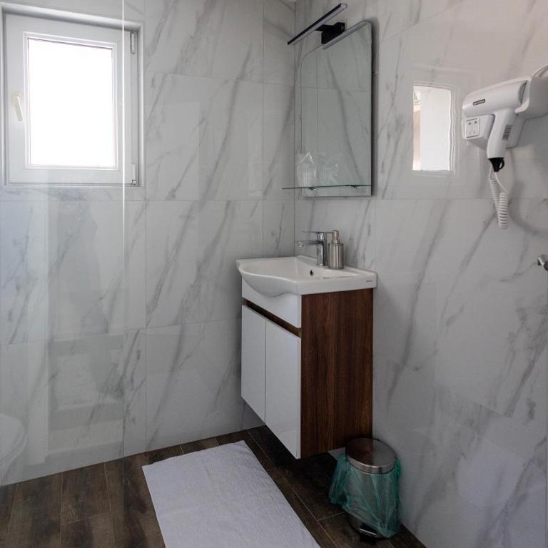 APARTMENTS NENSI - Deluxe One-Bedroom Apartment with Garden View - 11