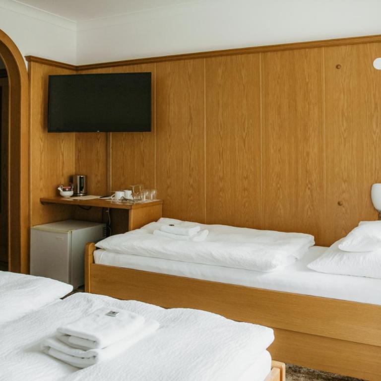 Pension Baranekhof - Just One Ski Bus Stop from Kitzsteinhorn Ski Resort - Dreibettzimmer mit Balkon - 12