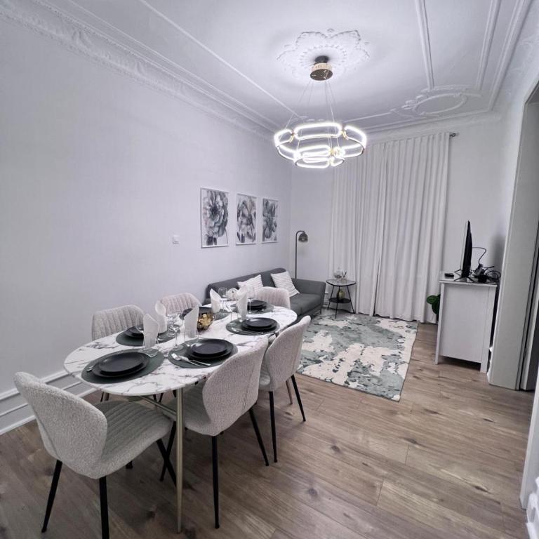 Le Rapp 6, Appartement de Standing 3 chambres, 7 personnes &1 bébé, Cosy et familial ultra équipé Emplacement Idéal proche Gare Centre ville Marchés de Noël Quartier Tribunal Contades - Three-Bedroom Apartment - 2