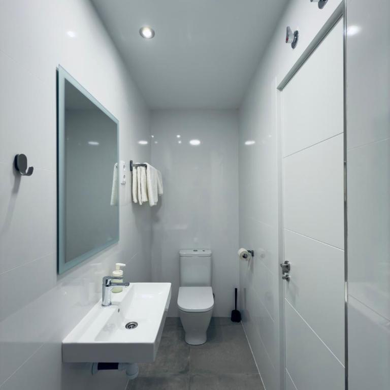 Hostal Conde De Alba - Double Room with Private Bathroom - 9