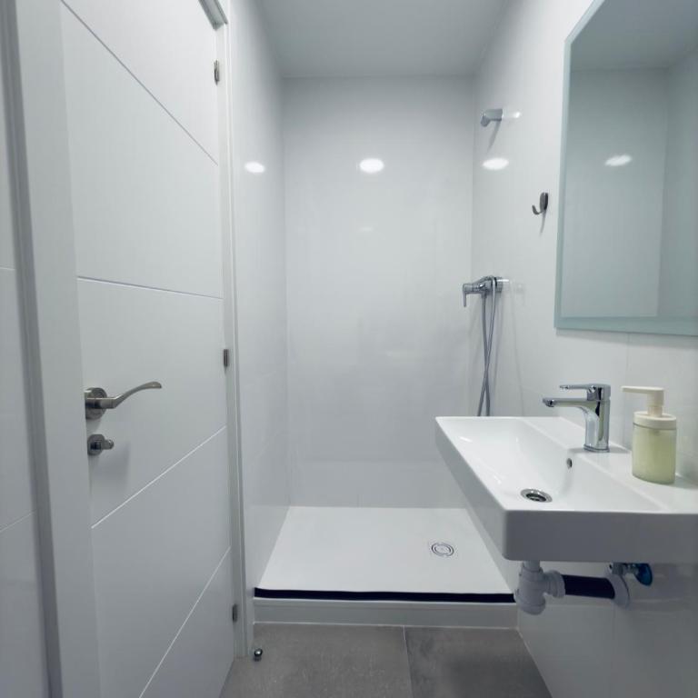 Hostal Conde De Alba - Double Room with Private Bathroom - 5