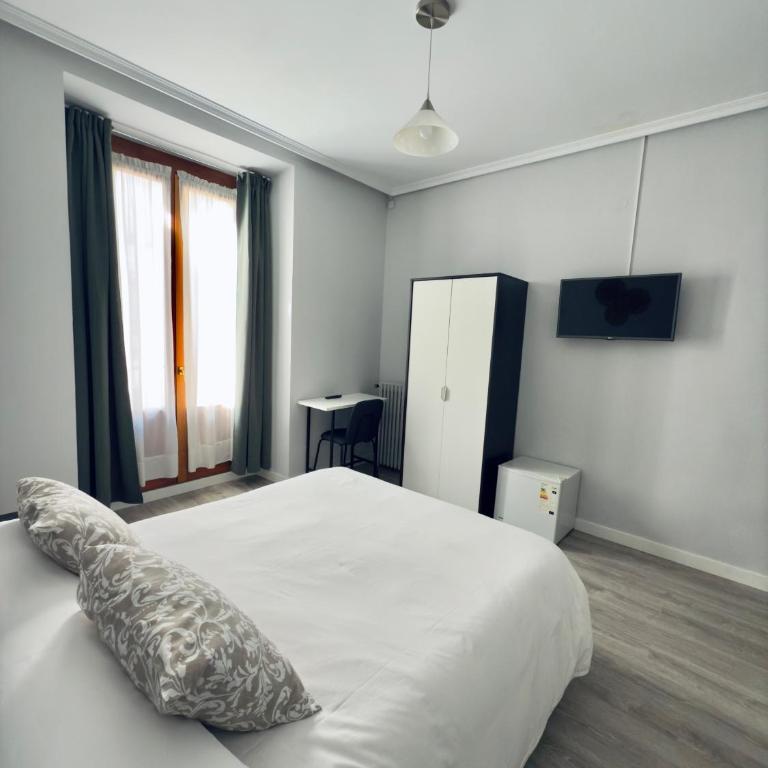 Hostal Conde De Alba - Double Room with Balcony - 3