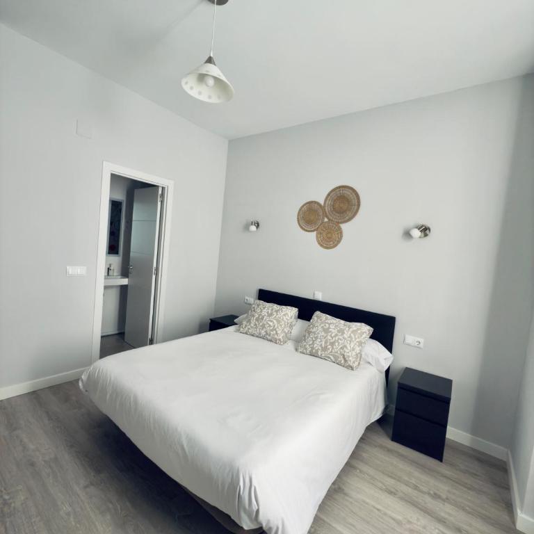 Hostal Conde De Alba - Double Room with Balcony - 2
