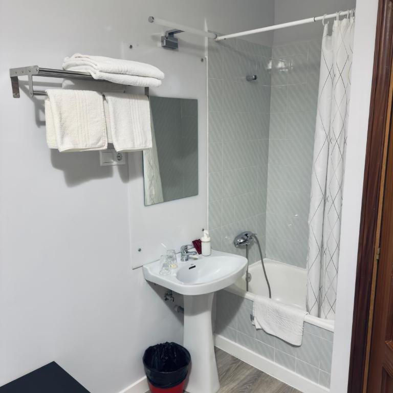 Hostal Conde De Alba - Double Room with Shared Bathroom - 4