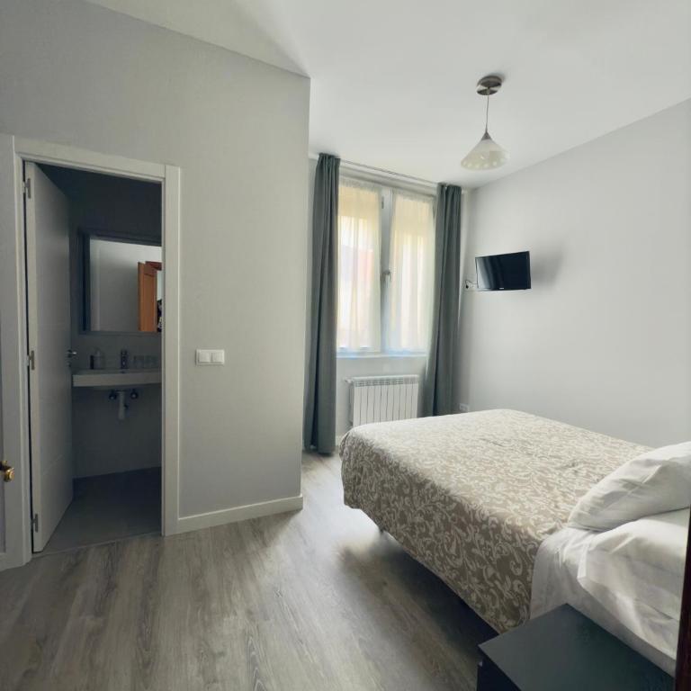 Hostal Conde De Alba - Double Room with Private Bathroom - 2