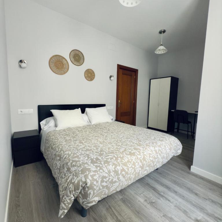 Hostal Conde De Alba - Double Room with Private Bathroom - 1