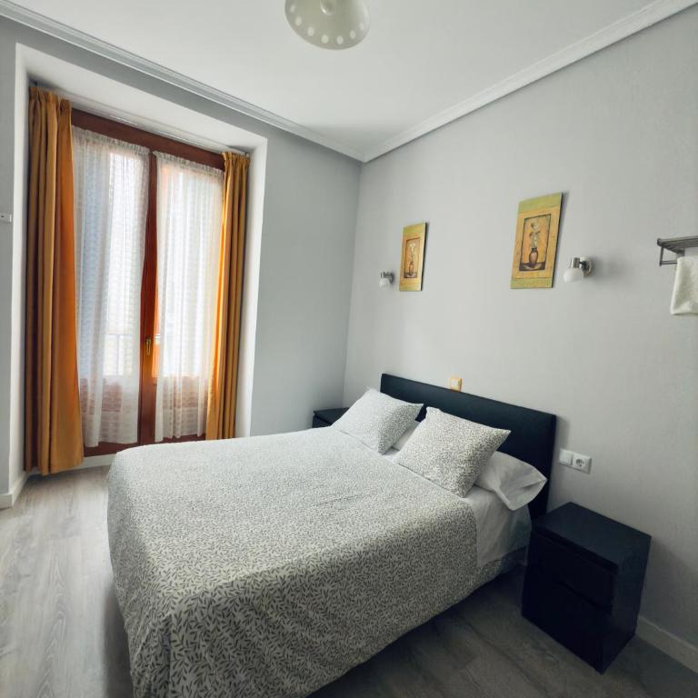 Hostal Conde De Alba - Double Room with Shared Bathroom - 1