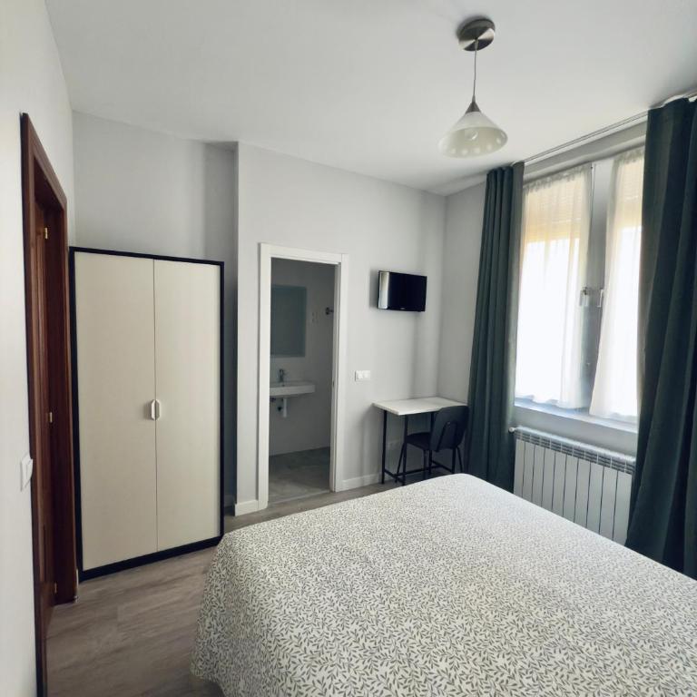 Hostal Conde De Alba - Double Room with Private Bathroom - 8