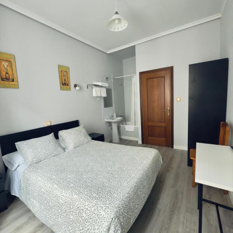 Hostal Conde De Alba - Double Room with Shared Bathroom - 2