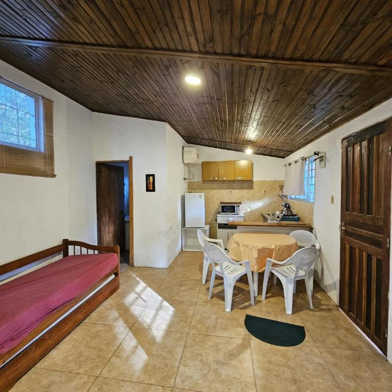 Bosque y playa en Jaureguiberry. Cabaña monoambiente para 4 personas - One-Bedroom House - 6