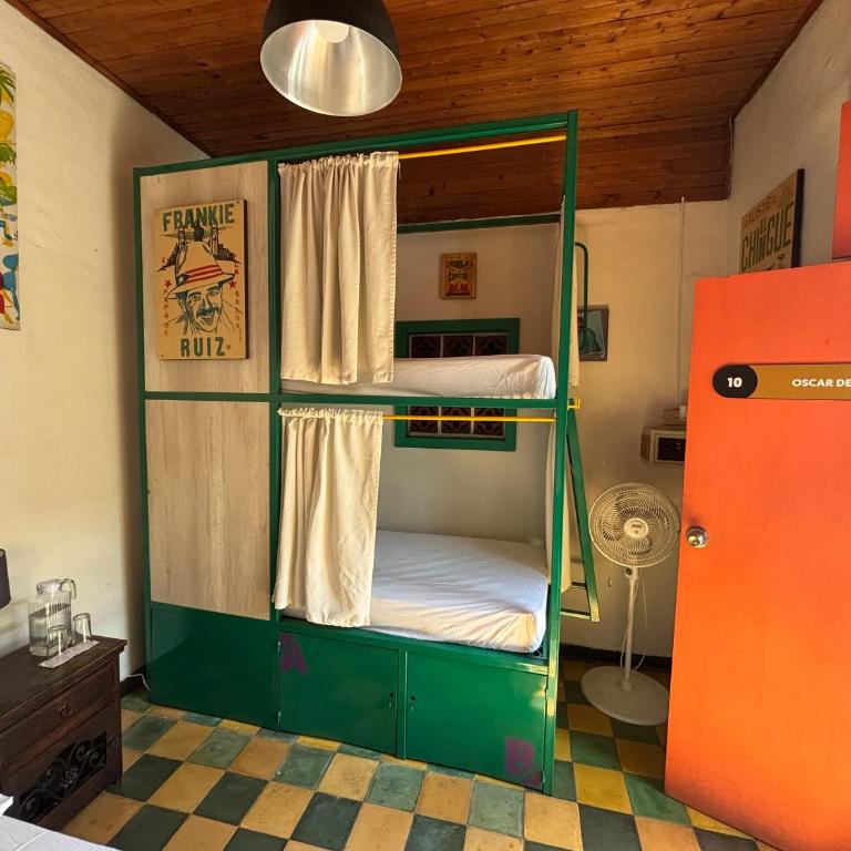 Viajero Hostel Cali & Salsa School - Habitación Cuádruple Económica con baño compartido - 6