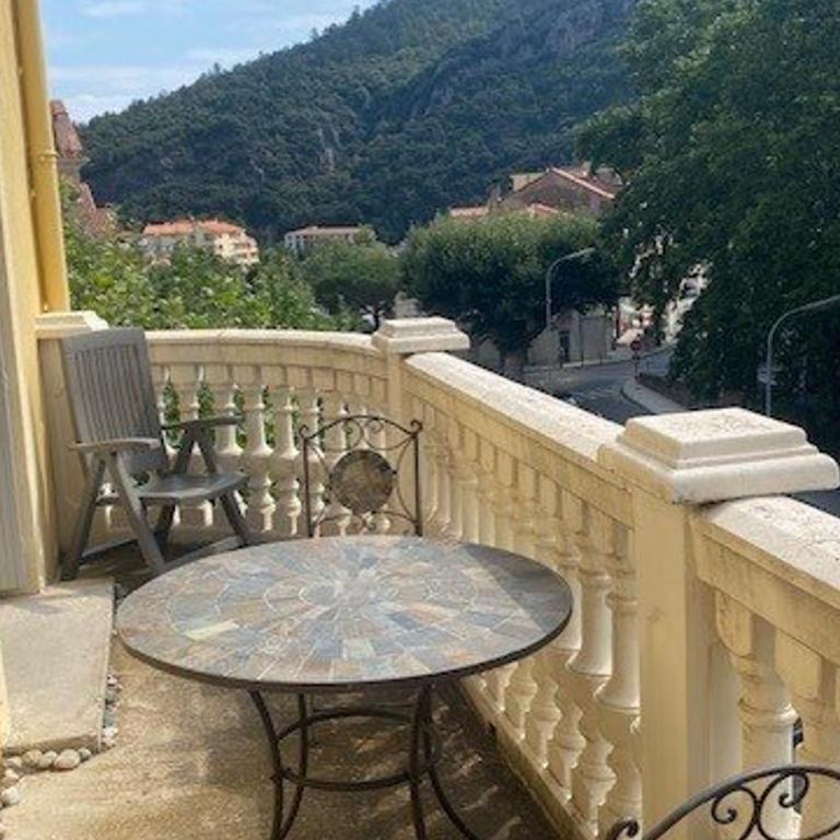 Bel F3 en centre-ville avec balcon et parking, proche cures - Apartamento de 2 dormitorios - 2