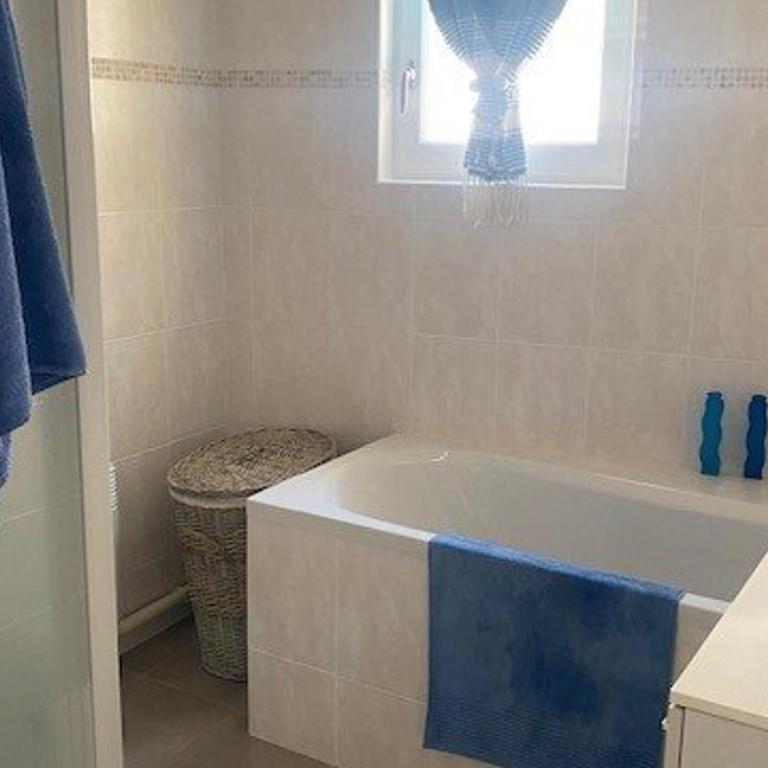 Bel F3 en centre-ville avec balcon et parking, proche cures - Apartamento de 2 dormitorios - 5