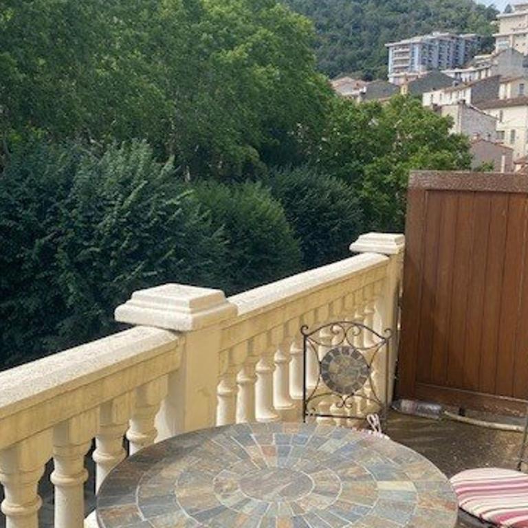 Bel F3 en centre-ville avec balcon et parking, proche cures - Apartamento de 2 dormitorios - 8