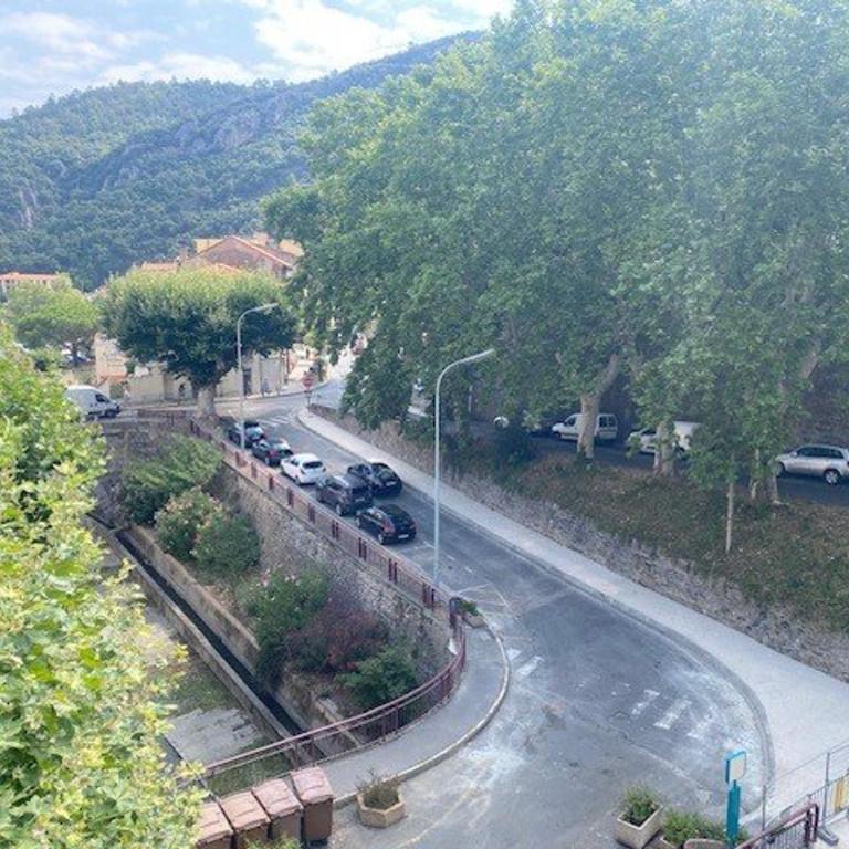 Bel F3 en centre-ville avec balcon et parking, proche cures - Apartamento de 2 dormitorios - 9