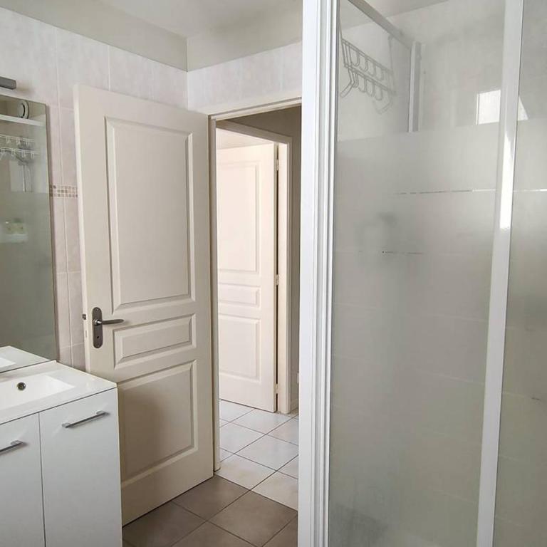 Bel F3 en centre-ville avec balcon et parking, proche cures - Apartamento de 2 dormitorios - 12