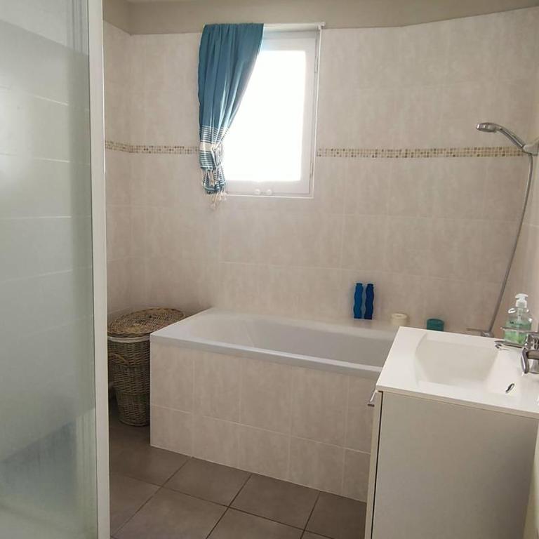 Bel F3 en centre-ville avec balcon et parking, proche cures - Apartamento de 2 dormitorios - 13