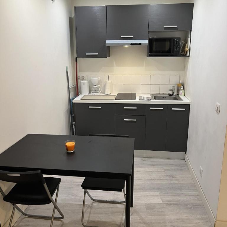 La Ciotat Chez Hugo confortable studio clim, wifi, parking, centre ville, commerces, port, plages à pieds - Apartment mit 1 Schlafzimmer - 6