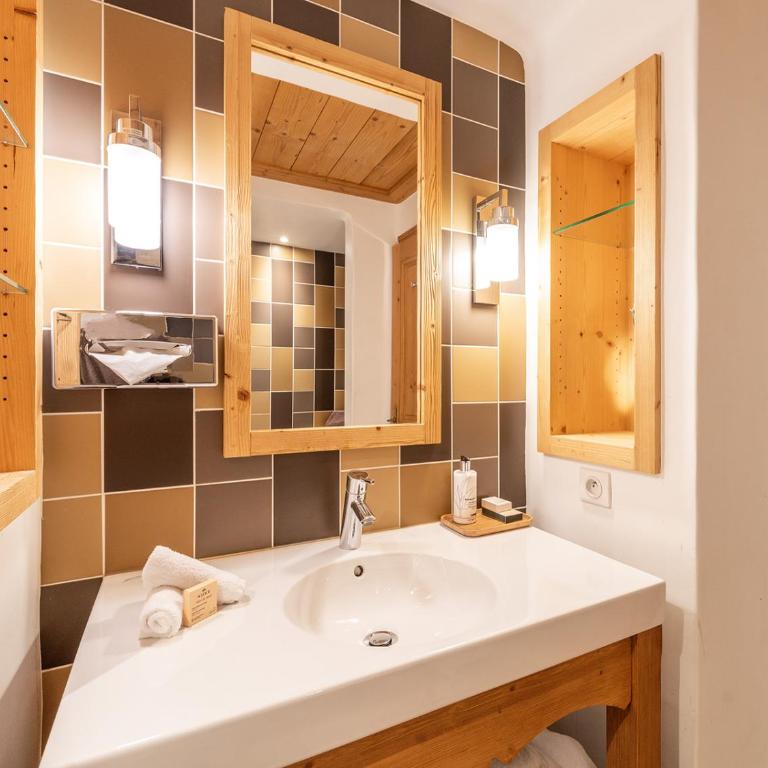 La Maison Hôtel Les Peupliers - Chambre Double avec Balcon Vue sur le Lac - 3
