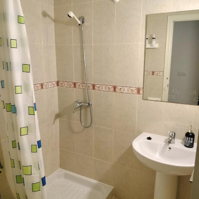 Adosado tranquilo para familias con piscina - Three-Bedroom House - 10