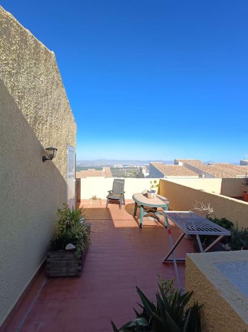 Adosado tranquilo para familias con piscina - Three-Bedroom House - 24