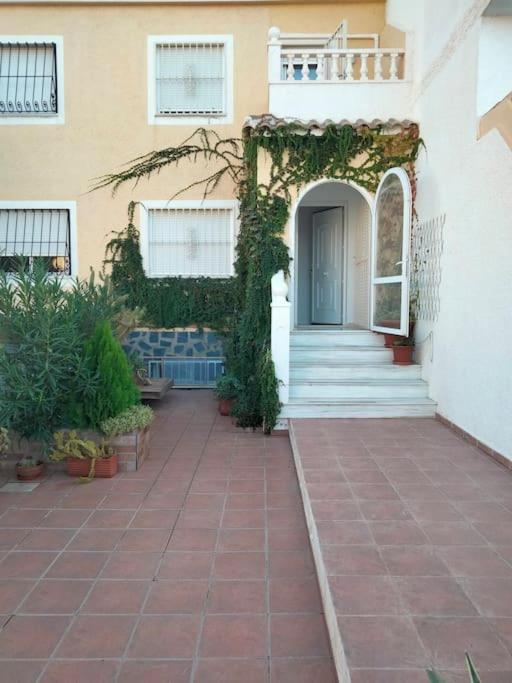 Adosado tranquilo para familias con piscina - Three-Bedroom House - 26