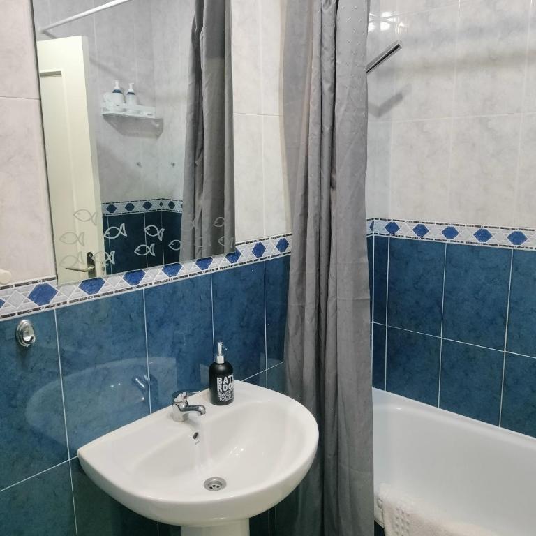 Adosado tranquilo para familias con piscina - Three-Bedroom House - 28