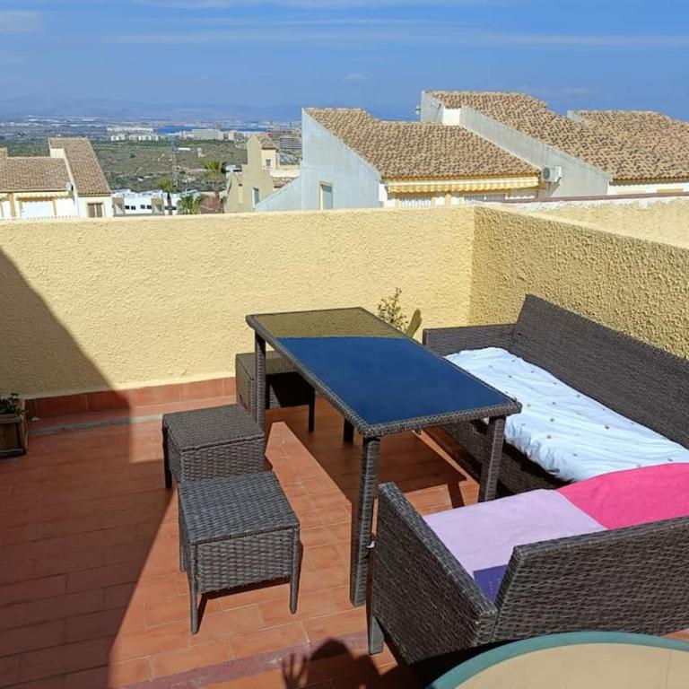 Adosado tranquilo para familias con piscina - Three-Bedroom House - 23