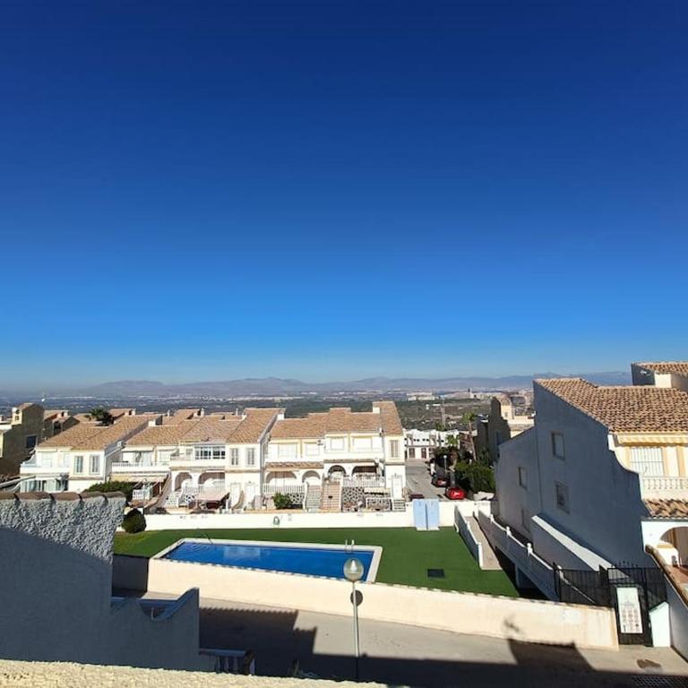 Adosado tranquilo para familias con piscina - Three-Bedroom House - 32